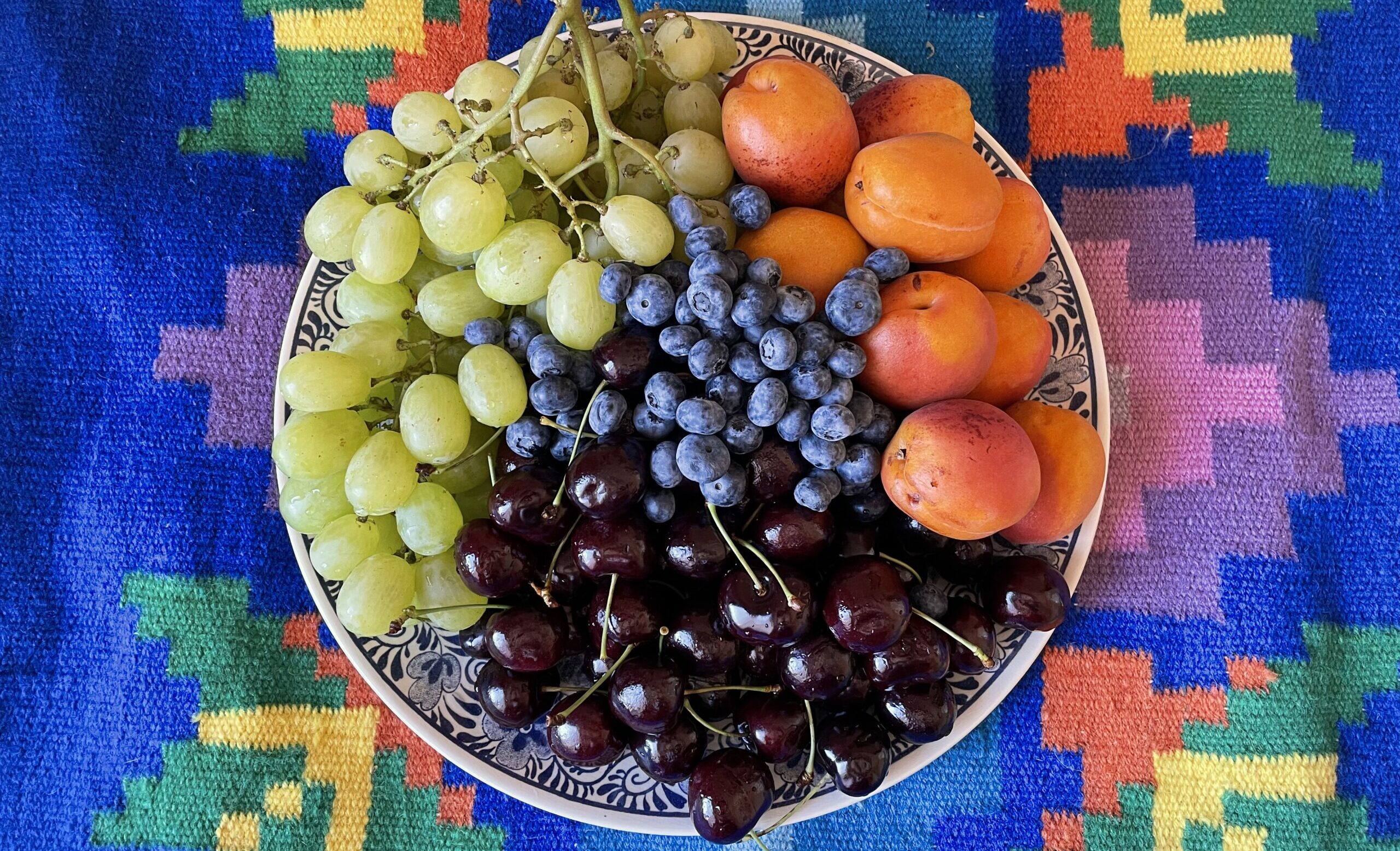 Ягоды и фрукты на ковре